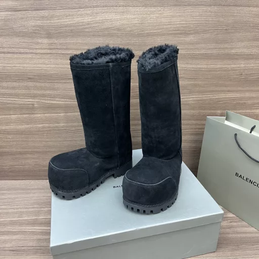 Balenciaga Winter Thick-soled Platform Fur BootsFabric: Imported cow suede with thickened wool lining, very warm, outsole made of high-quality rubber material, heel height increased by 6cm.Package: Full set of original packaging with complete accessories.