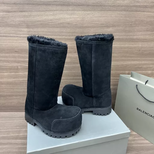 Balenciaga Winter Thick-soled Platform Fur BootsFabric: Imported cow suede with thickened wool lining, very warm, outsole made of high-quality rubber material, heel height increased by 6cm.Package: Full set of original packaging with complete accessories.
