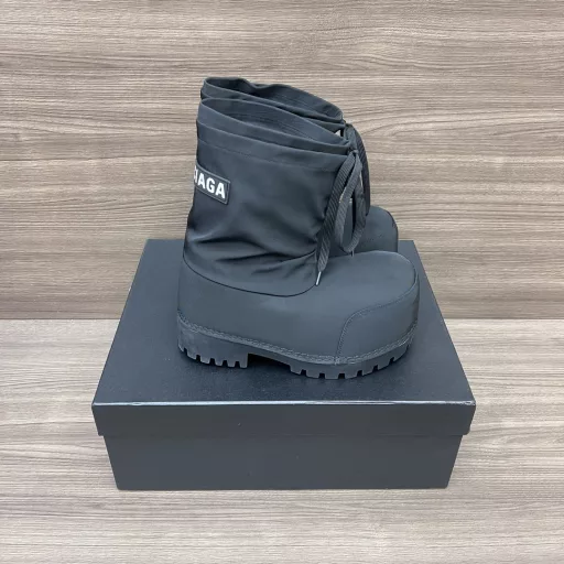 Balenciaga ski series skiwea couple Alaska snow boots, authentic , purchased and developed, perfect replica, designer launches to explore the concept of originality and appropriation in the fashion industry, pay tribute to heritage and classics with a new series, break the conventional design with the iconic Balenciaga abstraction, collide with humorous and harmonious new ideas, original one-to-one method, all fabrics are customized, double-layer upper with one layer inside and outside, exclusive mold outsole, authentic full set of packaging