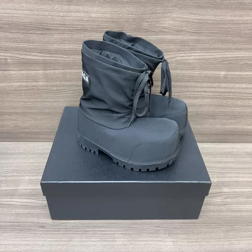 Balenciaga ski series skiwea couple Alaska snow boots, authentic , purchased and developed, perfect replica, designer launches to explore the concept of originality and appropriation in the fashion industry, pay tribute to heritage and classics with a new series, break the conventional design with the iconic Balenciaga abstraction, collide with humorous and harmonious new ideas, original one-to-one method, all fabrics are customized, double-layer upper with one layer inside and outside, exclusive mold outsole, authentic full set of packaging
