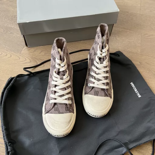 Balenciaga 22 summer new PARIS worn and distressed casual high-top red canvas shoes8-hole lace-up upper with embossed size on the back, BALENCIAGA brand logo printed on the toe edge, large box, everything from inside to outside is 100% restored to the official configuration, top-notch exclusive, crushing all versions and sizes