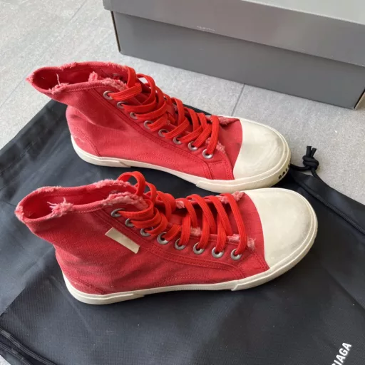 Balenciaga 22 summer new PARIS worn and distressed casual high-top red canvas shoes8-hole lace-up upper with embossed size on the back, BALENCIAGA brand logo printed on the toe edge, large box, everything from inside to outside is 100% restored to the official configuration, top-notch exclusive, crushing all versions and sizes