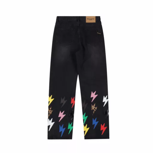 AMEXNOCAP Shibuya Limited Edition Leather Label Lightning Denim PantsAfter the pants are made, they are rinsed with heavy enzyme stone mill. Each pair is different. The heavy washing process has many hidden details. The pants promoted this time are too perfect in both the version and the upper body. It is no exaggeration to say that it takes more time to make 20 short sleeves than to make a pair of jeans. The fabric is 12.2 ounces of high-quality denim. Only when the denim is above 12 ounces can it have the unique high-end texture of denim. I am very satisfied with the proofing after several washings.