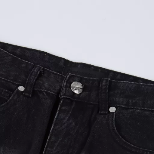 AMEXNOCAP Shibuya Limited Edition Leather Label Lightning Denim PantsAfter the pants are made, they are rinsed with heavy enzyme stone mill. Each pair is different. The heavy washing process has many hidden details. The pants promoted this time are too perfect in both the version and the upper body. It is no exaggeration to say that it takes more time to make 20 short sleeves than to make a pair of jeans. The fabric is 12.2 ounces of high-quality denim. Only when the denim is above 12 ounces can it have the unique high-end texture of denim. I am very satisfied with the proofing after several washings.