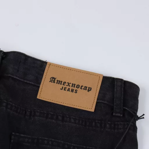 AMEXNOCAP Shibuya Limited Edition Leather Label Lightning Denim PantsAfter the pants are made, they are rinsed with heavy enzyme stone mill. Each pair is different. The heavy washing process has many hidden details. The pants promoted this time are too perfect in both the version and the upper body. It is no exaggeration to say that it takes more time to make 20 short sleeves than to make a pair of jeans. The fabric is 12.2 ounces of high-quality denim. Only when the denim is above 12 ounces can it have the unique high-end texture of denim. I am very satisfied with the proofing after several washings.