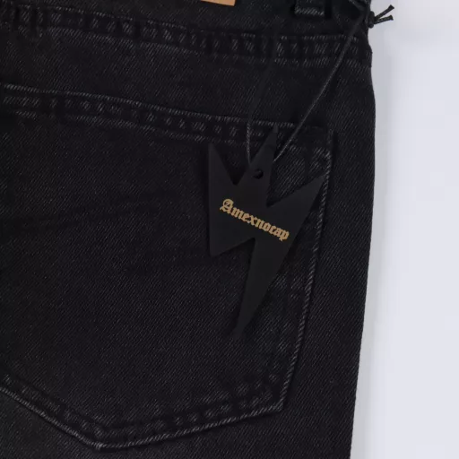 AMEXNOCAP Shibuya Limited Edition Leather Label Lightning Denim PantsAfter the pants are made, they are rinsed with heavy enzyme stone mill. Each pair is different. The heavy washing process has many hidden details. The pants promoted this time are too perfect in both the version and the upper body. It is no exaggeration to say that it takes more time to make 20 short sleeves than to make a pair of jeans. The fabric is 12.2 ounces of high-quality denim. Only when the denim is above 12 ounces can it have the unique high-end texture of denim. I am very satisfied with the proofing after several washings.
