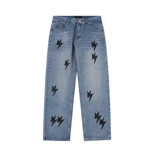 AMEXNOCAP first generation leather label lightning denim pantsAfter the pants are made, they are rinsed with heavy enzyme stone mill. Each pair is different. The heavy washing process has many hidden details. The pants promoted this time are too perfect in both the version and the upper body. It is no exaggeration to say that it takes more time to make 20 short sleeves than to make a pair of jeans. The fabric is 12.2 ounces of high-quality denim. Only when the denim is above 12 ounces can it have the unique high-end texture of denim. I am very satisfied with the proofing after several washings.