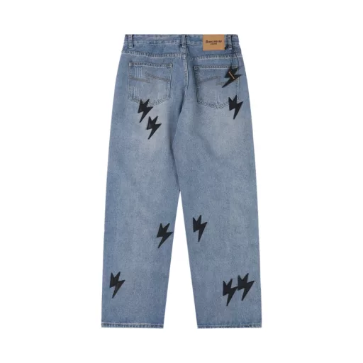 AMEXNOCAP first generation leather label lightning denim pantsAfter the pants are made, they are rinsed with heavy enzyme stone mill. Each pair is different. The heavy washing process has many hidden details. The pants promoted this time are too perfect in both the version and the upper body. It is no exaggeration to say that it takes more time to make 20 short sleeves than to make a pair of jeans. The fabric is 12.2 ounces of high-quality denim. Only when the denim is above 12 ounces can it have the unique high-end texture of denim. I am very satisfied with the proofing after several washings.