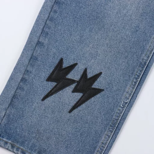 AMEXNOCAP first generation leather label lightning denim pantsAfter the pants are made, they are rinsed with heavy enzyme stone mill. Each pair is different. The heavy washing process has many hidden details. The pants promoted this time are too perfect in both the version and the upper body. It is no exaggeration to say that it takes more time to make 20 short sleeves than to make a pair of jeans. The fabric is 12.2 ounces of high-quality denim. Only when the denim is above 12 ounces can it have the unique high-end texture of denim. I am very satisfied with the proofing after several washings.