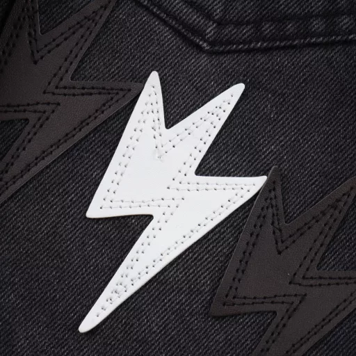 AMEXNOCAP first generation leather label lightning denim pantsAfter the pants are made, they are rinsed with heavy enzyme stone mill. Each pair is different. The heavy washing process has many hidden details. The pants promoted this time are too perfect in both the version and the upper body. It is no exaggeration to say that it takes more time to make 20 short sleeves than to make a pair of jeans. The fabric is 12.2 ounces of high-quality denim. Only when the denim is above 12 ounces can it have the unique high-end texture of denim. I am very satisfied with the proofing after several washings.