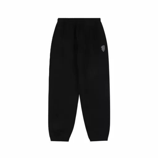 Burberry BBR Knight Back Pocket SweatpantsThe fabric is made of cotton fabric with reversed velvet, with cotton fiber as the main raw material. The front is a smooth cotton surface, and the other side is velvet treated. The front of the pants is printed with glue foaming technology to form a B-shaped shield LOGO, and the hip pocket is printed with the classic equestrian knight logo of the Burberry family. The printed pattern is heated and expanded to form a distinct three-dimensional sense, and it feels soft. The waist is designed with elastic bands and drawstrings for adjustment. There are pockets on both sides, and the edges are all knotted. There is a rectangular pocket at the hip position that is also knotted, making it more firm and beautiful. The flat cow tendon leg opening makes it more linear. The regular casual loose version is suitable for daily life and sports occasions.