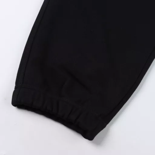 Burberry BBR Knight Back Pocket SweatpantsThe fabric is made of cotton fabric with reversed velvet, with cotton fiber as the main raw material. The front is a smooth cotton surface, and the other side is velvet treated. The front of the pants is printed with glue foaming technology to form a B-shaped shield LOGO, and the hip pocket is printed with the classic equestrian knight logo of the Burberry family. The printed pattern is heated and expanded to form a distinct three-dimensional sense, and it feels soft. The waist is designed with elastic bands and drawstrings for adjustment. There are pockets on both sides, and the edges are all knotted. There is a rectangular pocket at the hip position that is also knotted, making it more firm and beautiful. The flat cow tendon leg opening makes it more linear. The regular casual loose version is suitable for daily life and sports occasions.