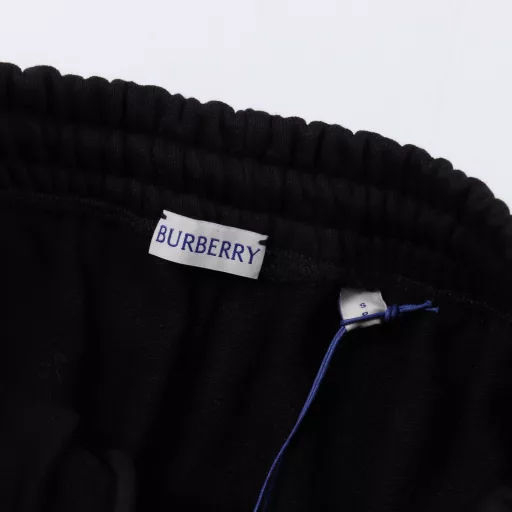 Burberry BBR Knight Back Pocket SweatpantsThe fabric is made of cotton fabric with reversed velvet, with cotton fiber as the main raw material. The front is a smooth cotton surface, and the other side is velvet treated. The front of the pants is printed with glue foaming technology to form a B-shaped shield LOGO, and the hip pocket is printed with the classic equestrian knight logo of the Burberry family. The printed pattern is heated and expanded to form a distinct three-dimensional sense, and it feels soft. The waist is designed with elastic bands and drawstrings for adjustment. There are pockets on both sides, and the edges are all knotted. There is a rectangular pocket at the hip position that is also knotted, making it more firm and beautiful. The flat cow tendon leg opening makes it more linear. The regular casual loose version is suitable for daily life and sports occasions.