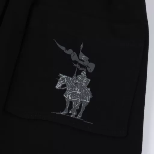 Burberry BBR Knight Back Pocket SweatpantsThe fabric is made of cotton fabric with reversed velvet, with cotton fiber as the main raw material. The front is a smooth cotton surface, and the other side is velvet treated. The front of the pants is printed with glue foaming technology to form a B-shaped shield LOGO, and the hip pocket is printed with the classic equestrian knight logo of the Burberry family. The printed pattern is heated and expanded to form a distinct three-dimensional sense, and it feels soft. The waist is designed with elastic bands and drawstrings for adjustment. There are pockets on both sides, and the edges are all knotted. There is a rectangular pocket at the hip position that is also knotted, making it more firm and beautiful. The flat cow tendon leg opening makes it more linear. The regular casual loose version is suitable for daily life and sports occasions.