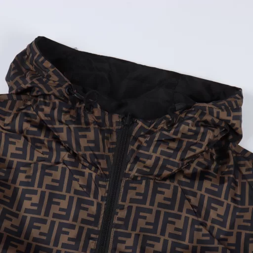 Fendi FF full-print double-sided windbreaker zipper jacketOriginal fabric customization, functional twill fabric, 100% positioning of the finished garment, very time-consuming waste, density and feel are consistent with the original, each piece of clothing is hand-sewn by the master, customized auxiliary logo, adjustment buckle, main label, loose version, classic version that does not pick people, super slimming! A must-have for white, rich and beautiful women!