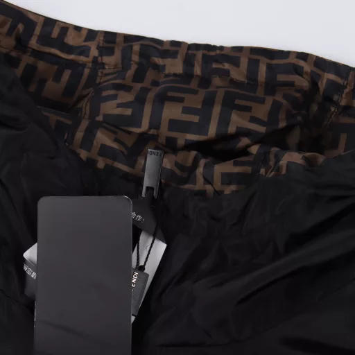 Fendi FF full-print double-sided windbreaker zipper jacketOriginal fabric customization, functional twill fabric, 100% positioning of the finished garment, very time-consuming waste, density and feel are consistent with the original, each piece of clothing is hand-sewn by the master, customized auxiliary logo, adjustment buckle, main label, loose version, classic version that does not pick people, super slimming! A must-have for white, rich and beautiful women!