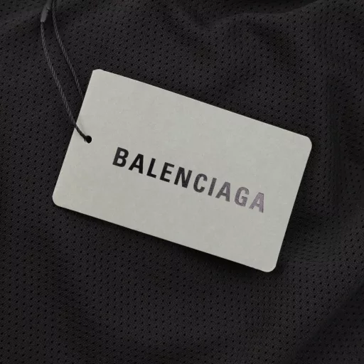 Balenciaga BLCG ring embroidery woven trousersOriginal purchase, Liu Haoran, Zeng Shunxi star on the same body. The fabric is 210T/145GSM micro-pleated nylon four-way stretch Taslon (matte). The ring pattern is imported from Behringer machine embroidery, precision needle embroidery technology, the embroidery is very fine and dense, the letter pattern outline design is clear. Manual precise code point, strict and fine workmanship. The inner lining is made of pure cotton nylon bird's eye lining, which has moisture absorption and perspiration function. The mold engraved metal zipper, upright cutting OS contour version, the upper body is very recognizable. Processed by the first-line brand OEM factory, the upper body is stylish and textured, showing a unique style without being too exaggerated.