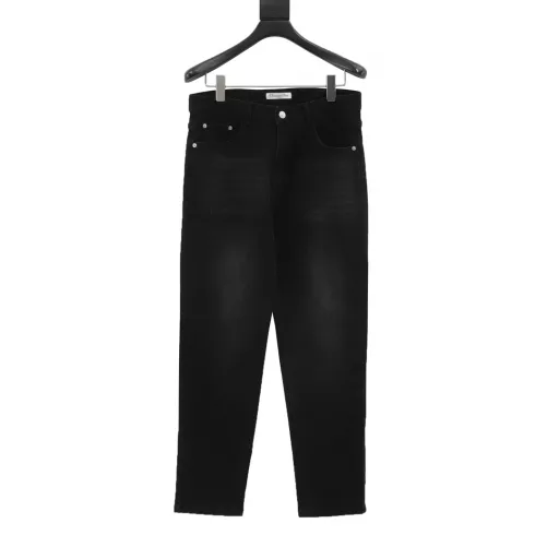 Dior back pocket old flower denim pantsThe most awesome jeans made so far this year, heavy washing process, many hidden details, the main pants this time are too perfect in both the version and the body, Bieber and Ouyang Nana and many other stars wear them, it's better to make 20 short sleeves in the time, the fabric is 12.2 ounces of high-quality denim, only denim with more than 12 ounces can have the unique high-end texture of denim, washed several times and very satisfied with the proofing, the right back pocket is molded and embossed with the brand LOGO, the lining of the pants is made of white pure cotton twill with the brand LOGO printed on it, and the pocket cloth process is the same as above.