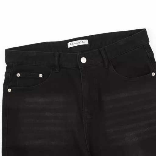 Dior back pocket old flower denim pantsThe most awesome jeans made so far this year, heavy washing process, many hidden details, the main pants this time are too perfect in both the version and the body, Bieber and Ouyang Nana and many other stars wear them, it's better to make 20 short sleeves in the time, the fabric is 12.2 ounces of high-quality denim, only denim with more than 12 ounces can have the unique high-end texture of denim, washed several times and very satisfied with the proofing, the right back pocket is molded and embossed with the brand LOGO, the lining of the pants is made of white pure cotton twill with the brand LOGO printed on it, and the pocket cloth process is the same as above.