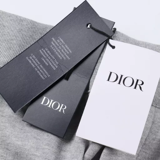 Dior Letter Embroidered Jacquard Cashmere Knitted LeggingsTechnology Description: Pure cashmere fabric, imported high-density Tencel and Celer knitted fabric, double-sided knitting, the inside and outside are consistent, the feel is extremely skin-friendly and comfortable, it feels very delicate, and it is completely fine to wear it alone. The simple and classic sports styling is matched with the brand's high-tech custom-dyed fabric material. The fabric has a certain degree of stiffness, silky and breathable, sweat-absorbent, and very comfortable, integrating functional elements. More suitable for sports and leisure wear. 3D irregular tailoring is more ergonomic, and all imported machine integrated pockets are free to sew.