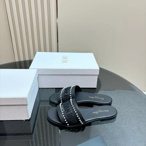 Dior new slippers 2025 spring and summer new flip flops color matching women's shoes CD letter logo three-dimensional hollow flat sandals top version on the marketMaterial: original upper, high temperature water-soluble cotton, electric embroidered sheepskin + water-dyed sheepskin lining + Italian leather outsole