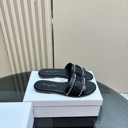 Dior new slippers 2025 spring and summer new flip flops color matching women's shoes CD letter logo three-dimensional hollow flat sandals top version on the marketMaterial: original upper, high temperature water-soluble cotton, electric embroidered sheepskin + water-dyed sheepskin lining + Italian leather outsole