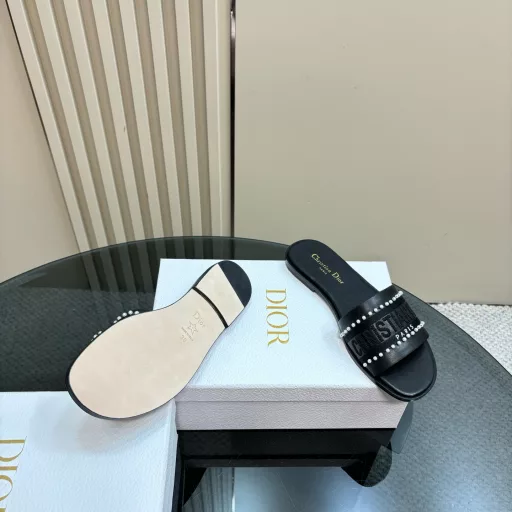 Dior new slippers 2025 spring and summer new flip flops color matching women's shoes CD letter logo three-dimensional hollow flat sandals top version on the marketMaterial: original upper, high temperature water-soluble cotton, electric embroidered sheepskin + water-dyed sheepskin lining + Italian leather outsole