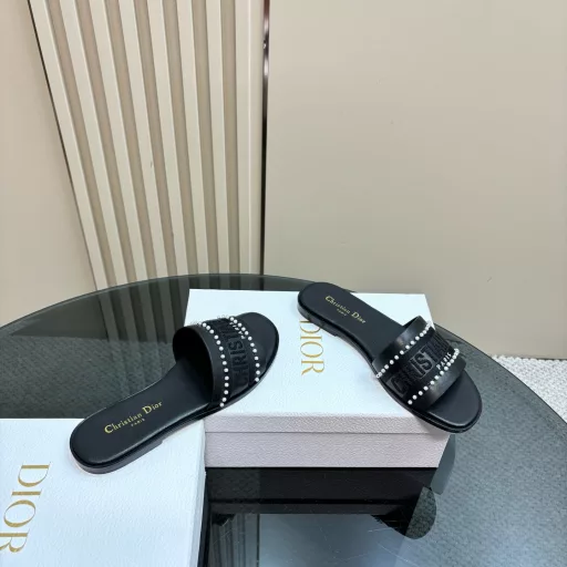Dior new slippers 2025 spring and summer new flip flops color matching women's shoes CD letter logo three-dimensional hollow flat sandals top version on the marketMaterial: original upper, high temperature water-soluble cotton, electric embroidered sheepskin + water-dyed sheepskin lining + Italian leather outsole