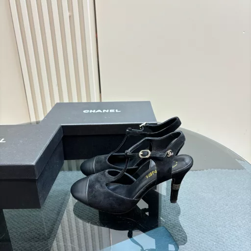 CHANE* | Chanel 2025𝐒𝐒 𝐧𝐞𝐰 new Mary JaneWith its own exquisiteness and temperament, it is easy to wear for daily commuting and also suitable for dating after get off work. I love its sense of lines. It looks very gentle when worn. The small square head is very tolerant. It is very suitable for daily wear. It has a versatile temperament. I was attracted to it as soon as I put it on. The appearance is amazing! A must-have for fashionistas!Upper custom patent leatherInner lining: sheepskinOutsole: Italian A-grade leather outsoleVery comfortable to wear