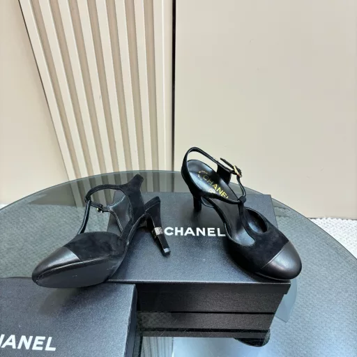 CHANE* | Chanel 2025𝐒𝐒 𝐧𝐞𝐰 new Mary JaneWith its own exquisiteness and temperament, it is easy to wear for daily commuting and also suitable for dating after get off work. I love its sense of lines. It looks very gentle when worn. The small square head is very tolerant. It is very suitable for daily wear. It has a versatile temperament. I was attracted to it as soon as I put it on. The appearance is amazing! A must-have for fashionistas!Upper custom patent leatherInner lining: sheepskinOutsole: Italian A-grade leather outsoleVery comfortable to wear