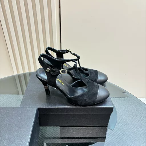 CHANE* | Chanel 2025𝐒𝐒 𝐧𝐞𝐰 new Mary JaneWith its own exquisiteness and temperament, it is easy to wear for daily commuting and also suitable for dating after get off work. I love its sense of lines. It looks very gentle when worn. The small square head is very tolerant. It is very suitable for daily wear. It has a versatile temperament. I was attracted to it as soon as I put it on. The appearance is amazing! A must-have for fashionistas!Upper custom patent leatherInner lining: sheepskinOutsole: Italian A-grade leather outsoleVery comfortable to wear