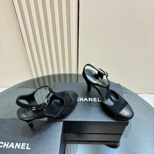 CHANE* | Chanel 2025𝐒𝐒 𝐧𝐞𝐰 new Mary JaneWith its own exquisiteness and temperament, it is easy to wear for daily commuting and also suitable for dating after get off work. I love its sense of lines. It looks very gentle when worn. The small square head is very tolerant. It is very suitable for daily wear. It has a versatile temperament. I was attracted to it as soon as I put it on. The appearance is amazing! A must-have for fashionistas!Upper custom patent leatherInner lining: sheepskinOutsole: Italian A-grade leather outsoleVery comfortable to wear