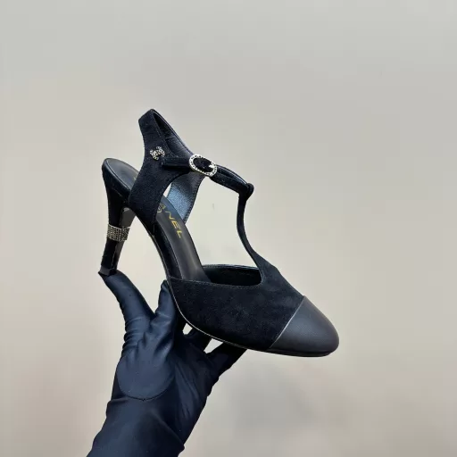 CHANE* | Chanel 2025𝐒𝐒 𝐧𝐞𝐰 new Mary JaneWith its own exquisiteness and temperament, it is easy to wear for daily commuting and also suitable for dating after get off work. I love its sense of lines. It looks very gentle when worn. The small square head is very tolerant. It is very suitable for daily wear. It has a versatile temperament. I was attracted to it as soon as I put it on. The appearance is amazing! A must-have for fashionistas!Upper custom patent leatherInner lining: sheepskinOutsole: Italian A-grade leather outsoleVery comfortable to wear