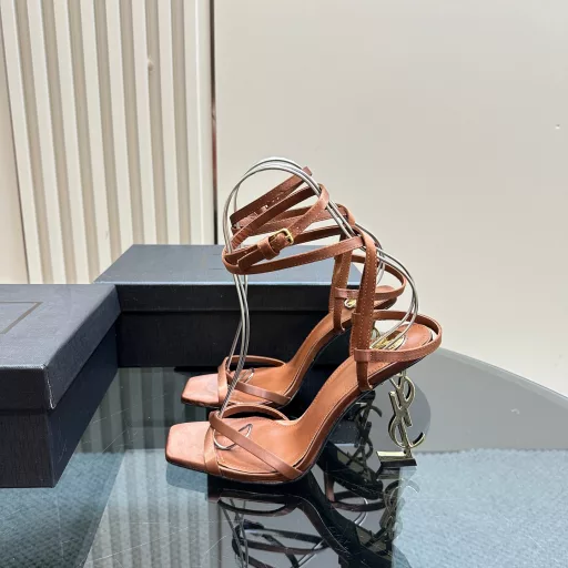 SAIN*LAURENT 2025 new spring and summer series high-heeled sandals! Pointed high-heeled slippers. How can you miss a pair of fairy shoes in the light summer?Paired with various small skirts, it is not picky about foot shape at allThe transparent sparkling diamonds show fantasy colors under the lightIt is really too beautiful. It makes your feet look whiter and makes you crazy! The delicate crystal chain brightens the slender lines of the ankles and releases infinite ♾ elegant charm. Explore more selected high heels