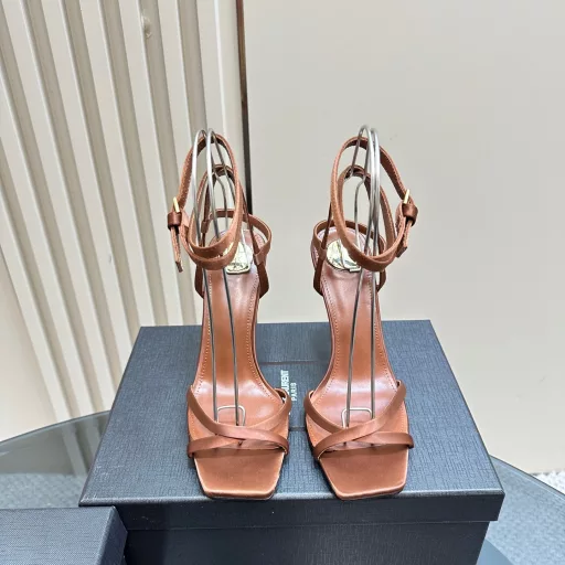 SAIN*LAURENT 2025 new spring and summer series high-heeled sandals! Pointed high-heeled slippers. How can you miss a pair of fairy shoes in the light summer?Paired with various small skirts, it is not picky about foot shape at allThe transparent sparkling diamonds show fantasy colors under the lightIt is really too beautiful. It makes your feet look whiter and makes you crazy! The delicate crystal chain brightens the slender lines of the ankles and releases infinite ♾ elegant charm. Explore more selected high heels