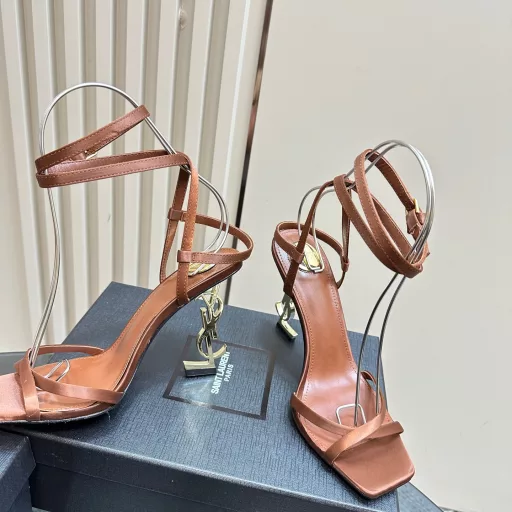 SAIN*LAURENT 2025 new spring and summer series high-heeled sandals! Pointed high-heeled slippers. How can you miss a pair of fairy shoes in the light summer?Paired with various small skirts, it is not picky about foot shape at allThe transparent sparkling diamonds show fantasy colors under the lightIt is really too beautiful. It makes your feet look whiter and makes you crazy! The delicate crystal chain brightens the slender lines of the ankles and releases infinite ♾ elegant charm. Explore more selected high heels