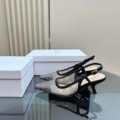 Dior 25S Spring and Summer New ProductsPearl heel pointed toe high heel slippersUpper is made of imported rhinestone meshInner lining is made of sheepskinImported Italian cowhide outsole