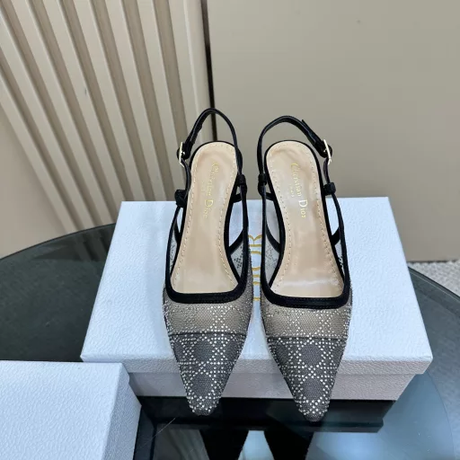 Dior 25S Spring and Summer New ProductsPearl heel pointed toe high heel slippersUpper is made of imported rhinestone meshInner lining is made of sheepskinImported Italian cowhide outsole