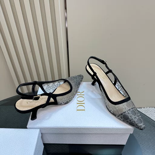 Dior 25S Spring and Summer New ProductsPearl heel pointed toe high heel slippersUpper is made of imported rhinestone meshInner lining is made of sheepskinImported Italian cowhide outsole