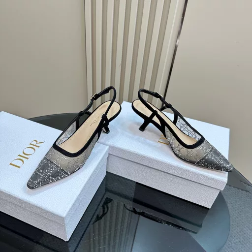 Dior 25S Spring and Summer New ProductsPearl heel pointed toe high heel slippersUpper is made of imported rhinestone meshInner lining is made of sheepskinImported Italian cowhide outsole