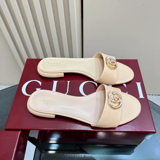 Gucc* Classic rhinestone double G jacquard slippersOriginal purchase and development✅Exclusive version‼ ️Upper custom double G jacquard environmentally friendly washed denim fabricHigh-grade brown piping stitching with no color difference with ZP textureMold custom metal rhinestone double G buckle full of retro feelingExtremely comfortable and super delicate on the feet!Fabric uses original custom materialInner lining is mixed sheepskinImported Italian leather sole