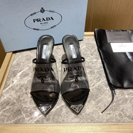 Prada's 2022ss spring and summer new products have a retro style that gives a different look to simple women's shoes. This pair of slippers is suitable for different occasions, interpreting the versatile design and modern lines.