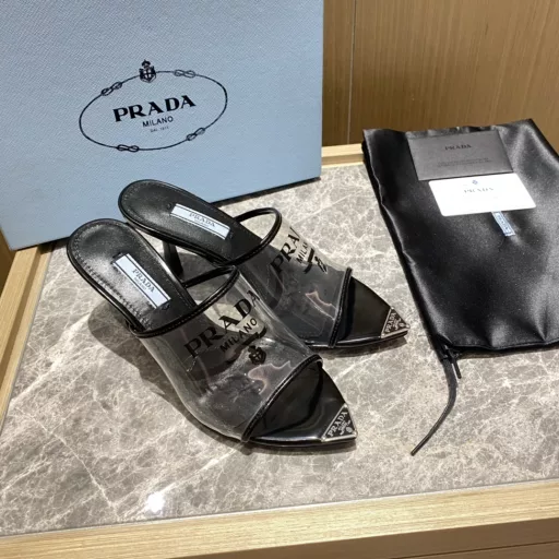 Prada's 2022ss spring and summer new products have a retro style that gives a different look to simple women's shoes. This pair of slippers is suitable for different occasions, interpreting the versatile design and modern lines.