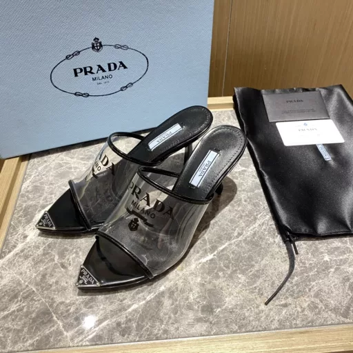 Prada's 2022ss spring and summer new products have a retro style that gives a different look to simple women's shoes. This pair of slippers is suitable for different occasions, interpreting the versatile design and modern lines.