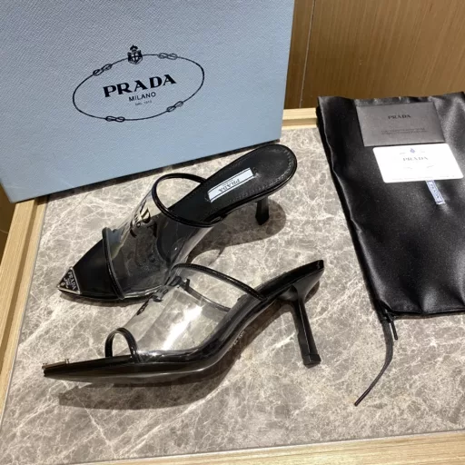 Prada's 2022ss spring and summer new products have a retro style that gives a different look to simple women's shoes. This pair of slippers is suitable for different occasions, interpreting the versatile design and modern lines.