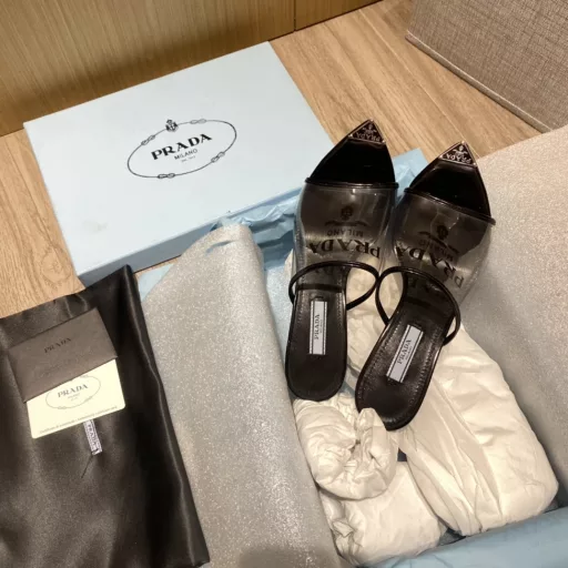 Prada's 2022ss spring and summer new products have a retro style that gives a different look to simple women's shoes. This pair of slippers is suitable for different occasions, interpreting the versatile design and modern lines.
