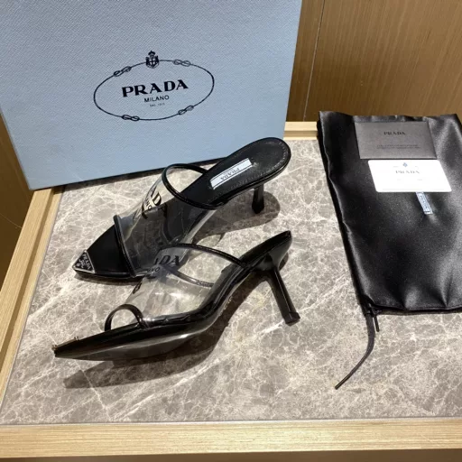 Prada's 2022ss spring and summer new products have a retro style that gives a different look to simple women's shoes. This pair of slippers is suitable for different occasions, interpreting the versatile design and modern lines.