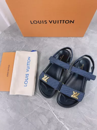 New spring and summer slippers🌟Adjustable belt buckle design Full of beach style Original mold LV metal logo decoration Stylish and beautiful Super versatile🤳🏻Upper cowhide/custom imported jacquard fabric/original old flower leather Water-dyed sheepskin lining (water platform + wear-resistant velvet + rubber sole) three-layer combination outsole