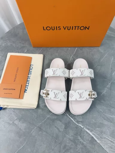 New spring and summer slippers🌟Adjustable belt buckle design Full of beach style Original mold LV metal logo decoration Stylish and beautiful Super versatile🤳🏻Upper cowhide/custom imported jacquard fabric/original old flower leather Water-dyed sheepskin lining (water platform + wear-resistant velvet + rubber sole) three-layer combination outsole