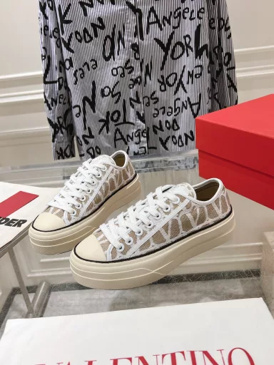Valentino new embroidered canvas shoes🔥Original development🔥 Fabric original embroidered velvet🔥 Original outsole🔥Full set of counter packaging